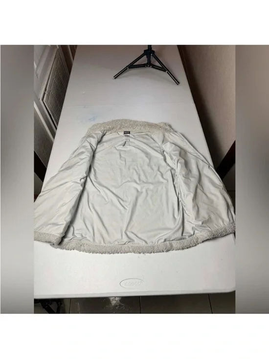 Patagonia Women's Fleece Vest
Gray Sherpa Full Zip Size L
Outdoor Hiking - Picture 2 of 12